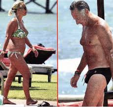 Sonia bruganelli posta sul social la foto dell'aereo privato che la porterà con la famiglia in vacanza le vacanze dei bonolis alle baleari sono iniziate. Wow Paolo Bonolis Fisico Da Impazzire In Costume Ma Attenzione Al Dettaglio L Occhio Cade Proprio Li E Caffeina Magazine