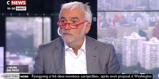 Invitée ce 6 juillet sur cnews, gabrielle siry a félicité ce dernier pour son ton. L Heure Des Pros Pascal Praud Recadre Par Sa Chroniqueuse Apres Avoir Lu En Direct L Un De Ses Sms Ca Me Choque Enormement Video