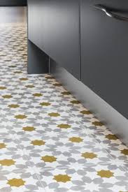 carreaux ciment etoiles et dores dans la cuisine appartement haussmannien parisien reamenage par coralie v decoration cuisine moderne idees de decor deco sol