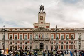 komuniˈðað ðe maˈðɾið ()) is one of the seventeen autonomous communities of spain.it is located in the centre of the iberian peninsula, and of the central plateau (meseta central).its capital is the city of madrid, which is also the capital of the country. Madrid