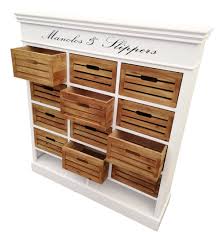 Da wir die kommode mit einem anderen möbelstück verschraubt hatten, befinden sich an der rechten. Weisse Kommode Mit Holzkorben Regal Mehrzweckschrank Sideboard Schubladenschrank Kommode Weisses Holzgestell Kombiniert Mit Einem Gestreiften Baumwollbezug In Den Korben