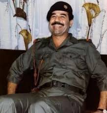 انضم عشرات الأشخاص مرتدين الزي العسكري إلى المشاركين في مظاهرات ضد انتخاب الرئيس السابق سيرج سركسيان لرئاسة مجلس الوزراء. ØµØ¯Ø§Ù… Ø­Ø³ÙŠÙ† Ø¨Ø§Ù„Ø²ÙŠ Ø§Ù„Ø¹Ø³ÙƒØ±ÙŠ ÙŠØ¶Ø­Ùƒ Ù‡Ø§Ù†ÙŠ Ø§Ù„Ø§Ø±Ø¯Ù†