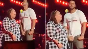 Santos no comparte las críticas a los artistas de este estilo por la imagen estereotipada que ofrecen de la mujer. Se Le Fue La Mano En Pleno Show Romeo Santos Hizo Que Una Fanatica Le Tocara Sus Partes Intimas Infobae