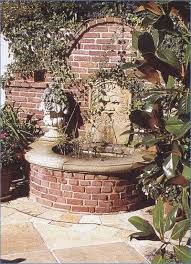Gartenweg Aus Alten Steinen Gartengestaltung Mit Ziegelsteinen Brunnen Garten Gartenbrunnen Ruinenmauer