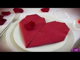 Une vidéo de pliage de serviette en forme de feuille ou de fleur. Epingle Sur Decoration De Table