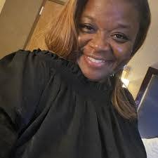 Paula Lofton's Instagram, Twitter & Facebook