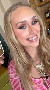 A lil Cheeky BTS Moment with @establishedjewelry @emilyskinner , Makeup and  Hair by Me #laurabuenomakeup 💄💖