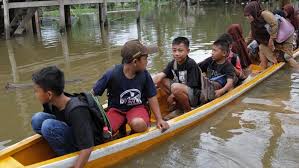 Sln digunakan untuk pembelajaran yang lebih laus daripada kelompok belajar karena menggunakan jejaring sosial. Potret Siswa Belajar Kelompok Di Tengah Banjir
