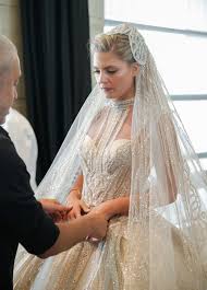 Robes de mariée réalisées par la créatrice de mode rosa clará, parfaites pour revêtir élégance, sensualité et raffinement. L Extraordinaire Mariage Du Fils D Elie Saab Et Christina Mourad Au Liban Robe De Mariee Belle Robe De Mariee Robe De Mariee Haute Couture