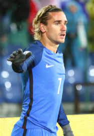 Il abandonne ce premier sport pour se consacrer au football dans le club de l'aviron bayonnais. Didier Deschamps Wikipedia