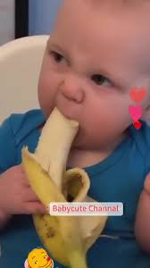 Bebe A Comer Banana