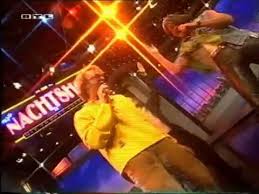 Sommerabend über blühendem land schon seit mittag stand ich am straßenrand bei jedem wagen, der vorüber fuhr ein bett im kornfeld, das ist immer frei denn es ist sommer und was ist schon dabei? 1995 Stefan Raab Burger Lars Dietrich Und Jurgen Drews Ein Bett Im Kornfeld Live Youtube