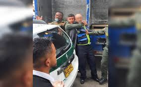 Es un intento de atraco en el poblado de medellín, en una bodega de . Th9mbbhk4shhm