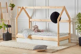 Schlichtes und zeitloses kinderbett, bett aus massivem kiefernholz mit biologischer oberflächenbehandlung. Kinderbett Jugendbett Haus Masivholz Scandi Look