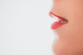 Anda bisa membuat sendiri resep alami untuk menghilangkan campur madu dan jus lemon untuk menghilangkan tan penyebab warna hitam pada bibir anda. 4 Cara Mencerahkan Bibir Hitam Akibat Rokok Secara Alami Halaman All Kompas Com