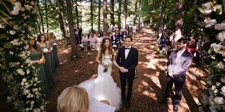 Bei dieser gelegenheit zeigten wir ihnen eine hochzeit im wald und einen bestimmten stil land mit allen details von der diy dekoration (selbst). Waldhochzeit Trauung Natur