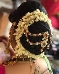 What A Beautiful Large Low Bun With Real Flower Gajra Juda Pin Care However Should Be Taken Bef Brunette Hair Color Floral Hair South Indian Bride Hairstyle