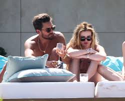 Bella thorne claims she did was never romantically involved with party boy scott disick despite paparazzi pictures of the two canoodling. Bella Thorne And Scott Disick Broke Up In Cannes Observer