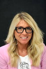 Debora Damiani's Instagram, Twitter & Facebook