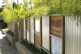 Interessanter Zaun Aus Blech Und Holz In 2020 Hintergarten Metallzaun Gartengestaltung