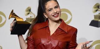 En instagram incluso se puede encontrar una publicación que recopila 8 pruebas clave del posible romance entre rosalía y rauw alejandro, y las pistas son. Rosalia Se Hizo La Manicura En El Coche De Camino A Los Grammy