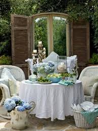 Love This Shabby Chic Patio Blue Hydrangeas And Accessories Hutten Terrasse Shabby Chic Terrasse Shabby Chic Garten