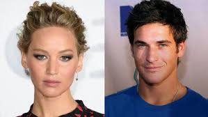 Jennifer Lawrence bouleversée après la mort de Clay Adler, candidat d'une  émission de télé-réalité, devant ses amis