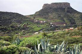In the midst of this immense panorama is la fortaleza, a huge mass of rock with a flat top that houses one of the most important archaeological sites on la gomera. Die Stadt Valle Gran Rey Auf La Gomera