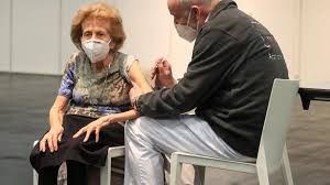 Biontech, bu yıl dünyanın farklı ülkelerindeki 6 üretim tesisinde toplam 2 milyar doz aşı üretmeyi hedefliyor. Almanya Da Corona Asisi Panigi Buyuyor 14 Yasli Daha Oldu Son Dakika Dunya Haberleri