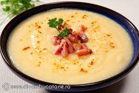 Rețeta de supă de cartof dulce și zarzavaturi cu smântână, decorată cu chips din bacon prăjit și microplante (gulie roz). Supa Crema De Cartofi Cu Bacon Diva In Bucatarie