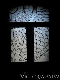 In the bathroom, the positioning of the window (or windows in this case) can be one of the elements which contribute to an overall neat and symmetrical design which sometimes a glass door makes more sense than a window, especially if the room has access to a private courtyard or a garden. Contemprorary Design Beveled Leaded Glass Oval Bathroom Window