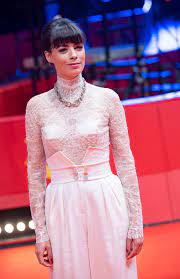 The artist star tasted runaway success and then crashed to earth. Berenice Bejo Police Premiere At Berlinale 2020 Celebmafia