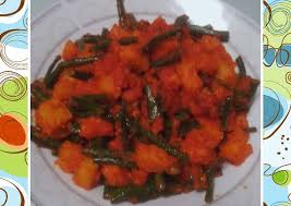 3 buah cabai besar 3 buah cabai merah keriting 6 buah bawang merah 5 buah bawang putih 1 tomat ukuran kecil 5 buah kemiri 1/2 ruas lengkuas memarkan 1 lembar daun salam garam dan gula secukupnya 1/4 gelas air matang Resep Suka Suka