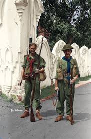 Dua Tentara Belanda Luining Dari Groningen Dan Jansen Dari Borne Dengan Beberapa Senjata Model Kuno Hasil Rampasan Di So Belanda Groningen Arsitektur Kolonial