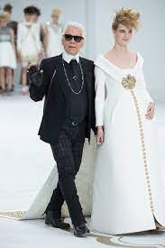 Weitere ideen zu chanel kleider, kleider, kleidung. Karl Lagerfeld Seine Beruhmtesten Brautkleid Entwurfe Fur Chanel In 2019 Chanel Couture Couture Mode Und Chanel