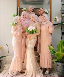 Di sini kami sertakan 29 tema dan kombinasi warna terbaik untuk baju bridesmaid cantik. 45 Model Dress Bridesmaid Hijab Modern Elegan 2021 Bergaya