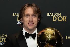 France football, 24 ekim 2016'da iki saat aralıklarla altı duyuruyla 30 oyuncudan oluşan bir kısa liste yayınlayacağını duyurdu. International Ballon D Or Le Jackpot Pour Modric
