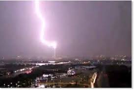 2 national guardsmen also hit in lafayette square park. Symbolic Huge Lightning Bolt Strikes Washington Monument Society S Child Sott Net