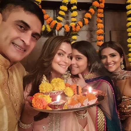 Mohnish Bahl Celebrates #Diwali With His Family ❤❤🎇✨🧨🎆 #HappyDiwali # mohnishbahl #aartibahl #pranutanbahl #pranutan @mohnish_bahl @aarti.bahl @pranutan