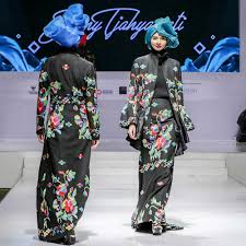 Karena dengan begitu kita bisa lebih kreatif dalam menghasilkan baju berkualitas dan sesuai kebutuhan. 6 Desainer Berbakat Indonesia Ramaikan Paris Fashion Week 2018 Highlight Id