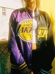 Entsprechend eng hängt auch die geschichte der amerikanischen sportbekleidung mit der entwicklung von baseball zusammen Los Angeles Lakers Half Court Jacket Black Purple Young Reckless