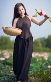 Bộ ảnh cô lang y mặc áo yếm mỏng tang được người dùng chia sẻ rần rần trên mạng xã hội vài ngày qua. Brown Ao Yem Classic Design With Long Skirt