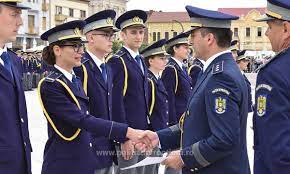 Citeste acum toate articole despre şcoala de agenţi de poliţie de frontieră pe digi24.ro. 263 De AbsolvenÈ›i Ai Scolii De PregÄƒtire A AgenÅ£ilor PoliÅ£iei De FrontierÄƒ Avram Iancu Oradea DebuteazÄƒ Ca PoliÈ›iÈ™ti De FrontierÄƒ Politia De Frontiera