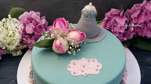 Die schönsten motive lassen sich aus der zuckermasse formen und stechen. Fondant Torte Mit Echten Blumen Kleid Torte Schokotorte Mit Kirschfullung Absolute Lebenslust