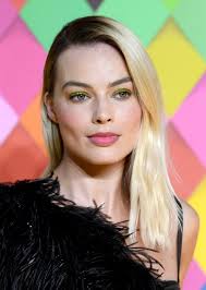 Margot robbie without makeup still a 10 in my opinion. Margot Robbie S Unexpected Eyeshadow Gives Her An Extra Glow Vogue