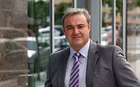 Kde bere svůj elán a poznává v sobě svého tátu? Zacinal Jako Slusnak Pak Zakotvil Mezi Hajzliky Do Ktere Z Techto Skupin Zboznovany Hezoun Opravdu Patri A Cim Znicil Sve Rodinne Stesti Tajnosti Slavnych Krajske Listy Cz