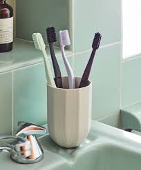 Rollbarer schubladenschrank aus kunststoff rattan optik mit 4. Stauraum Im Badezimmer Platz Fur Tiegel Und Tuben Designblog