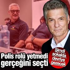 Polis polü yetmedi, gerçeğini seçti! Şimdi sokakta devriye gezecek...  https://www.yenicaggazetesi.com.tr/polis-rolu-yetmedi-gercegini-secti-ekranin-efsanesi- jerry-odonnell-simdi-sokakta-devriye-gezecek-984772h.htm