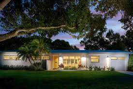 Sep 25, 2019 · a traditional ranch style house is only one story, but a raised ranch raises the roof to provide extra living space. Houzz Tour Renewed Florida Ranch Pays Homage To Midcentury Roots