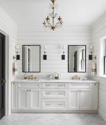 While Classic Palettes Made A Strong Showing New Ideas For Layouts Caught Houzz Users Attention This Ye Em 2020 Gabinete Banheiro Reforma Banheiro Luminaria Banheiro